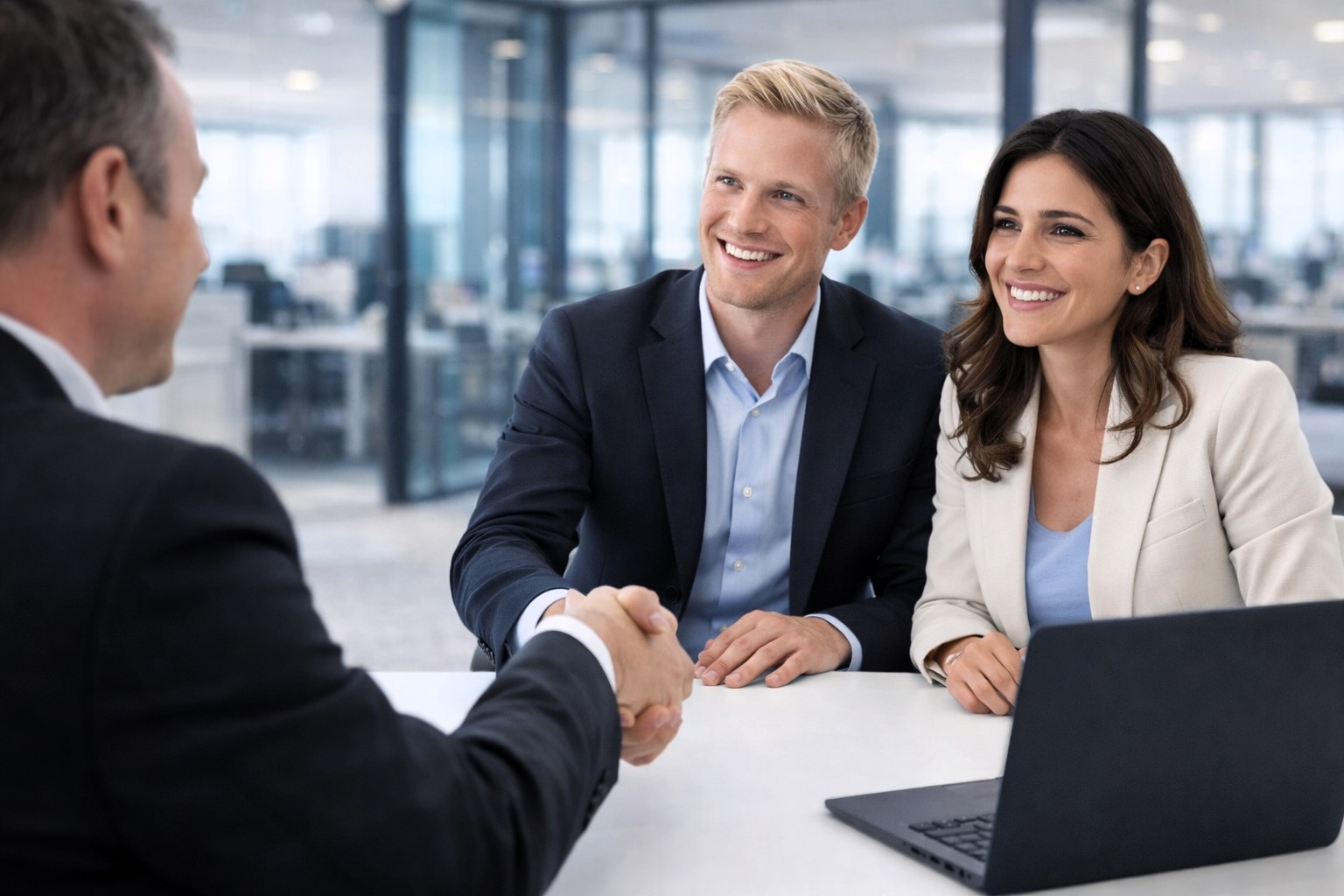 Moderno uređen i osvijetljen uredski prostor spreman za otkup poslovnog prostora - Invesko Flex usluga